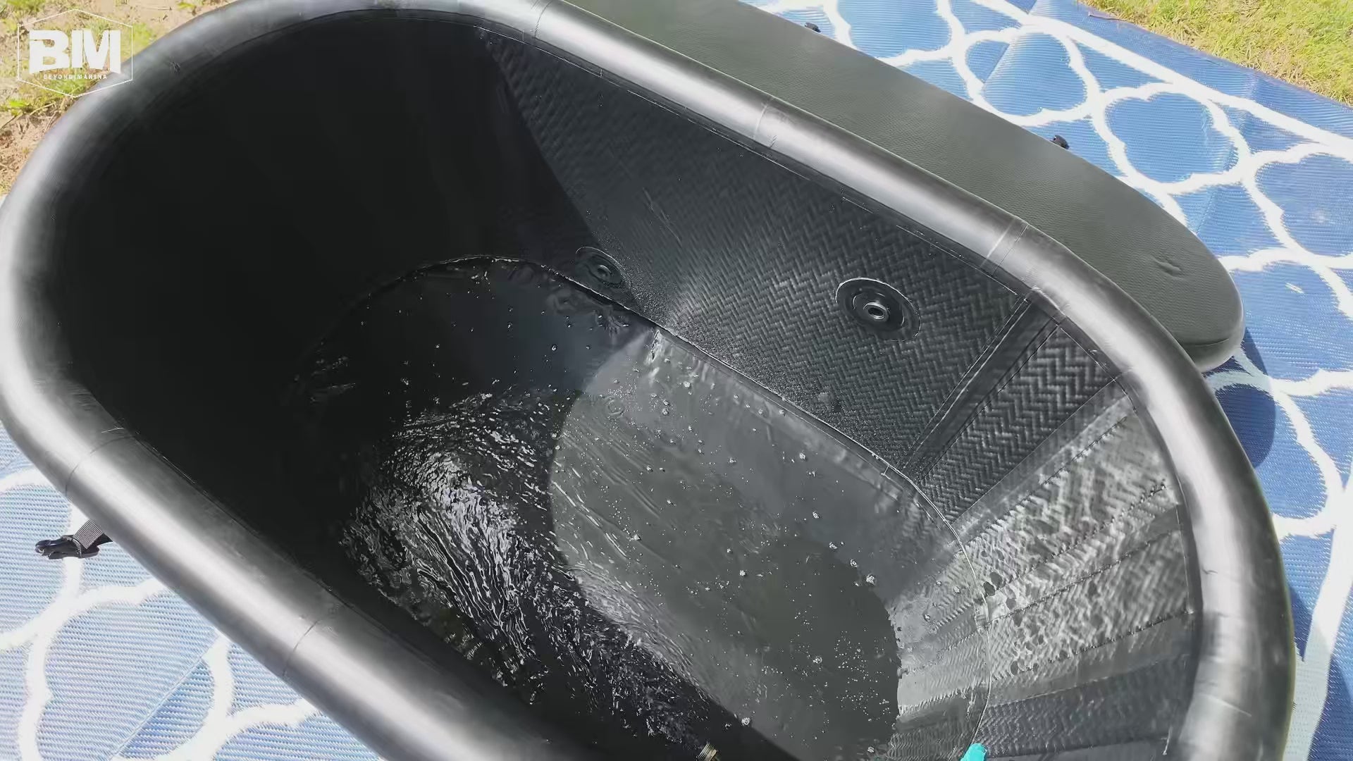 滑り止めステップ付きで安全に冷水に浸かれるインフレータブルアイス